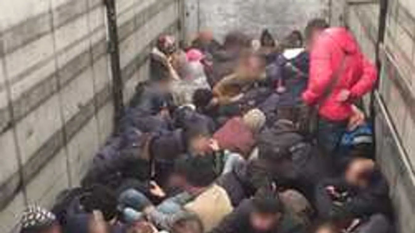 Akció a magyar határon: zsúfolásig tömve volt migránsokkal a kamion