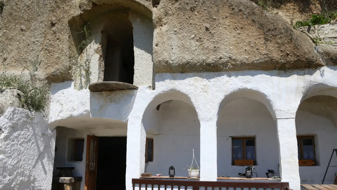 Íme, a magyar falu, ahol még mindig barlangban laknak az emberek – Videó