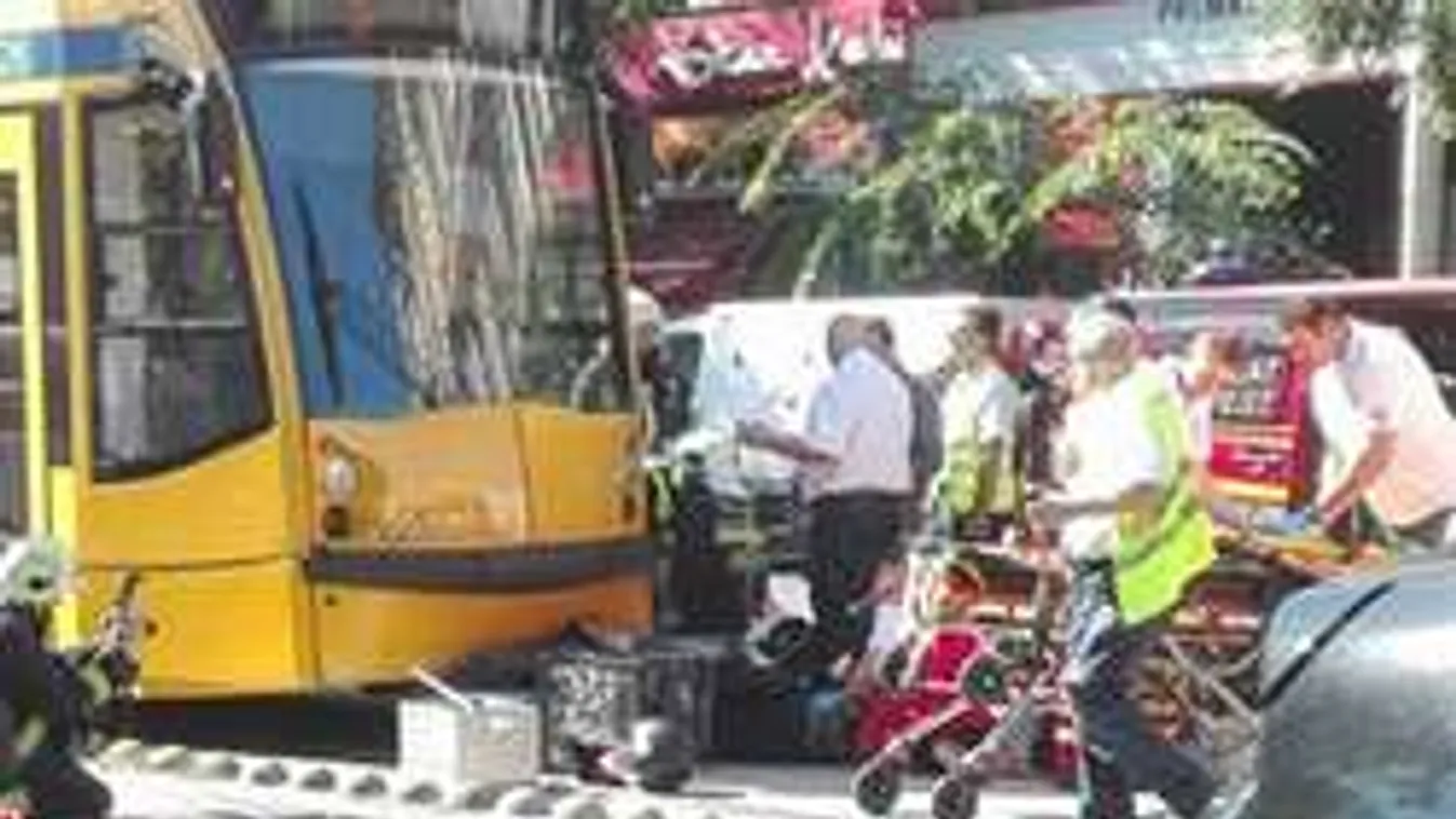Durva fotók a körúti villamosgázolásról: Csoda, hogy túlélte a robogós