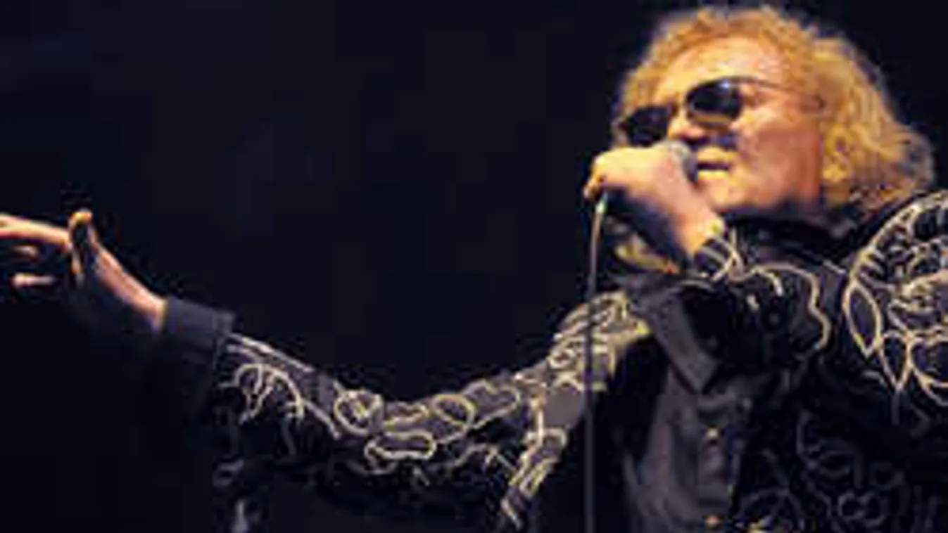 Charlie nagyon furcsán viselkedett, miért dülöngélt a színpadon?