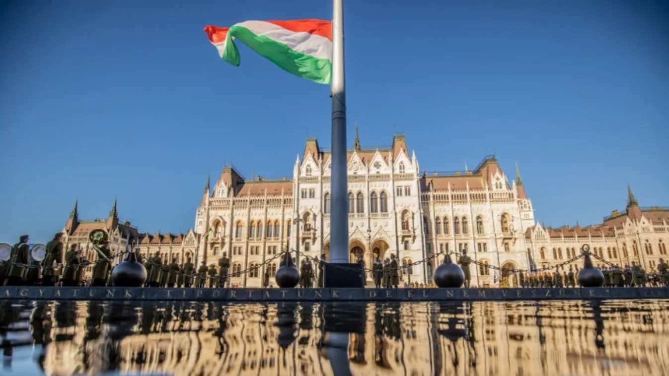 Felvonták a nemzeti lobogót, elkezdődtek az október 23-i ünnepségek