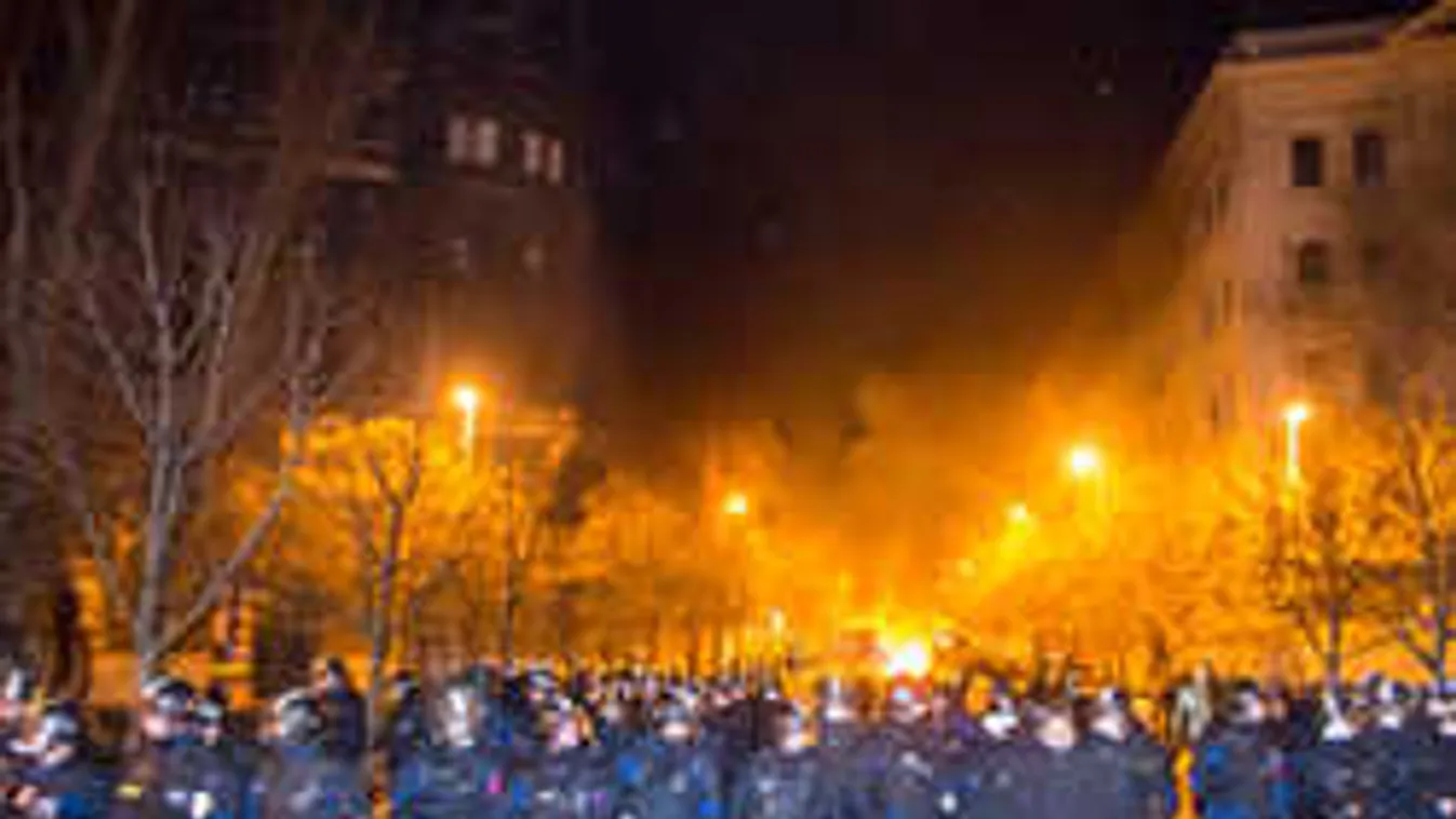 Ismét megtámadták a rendőröket a Kossuth téri tüntetők