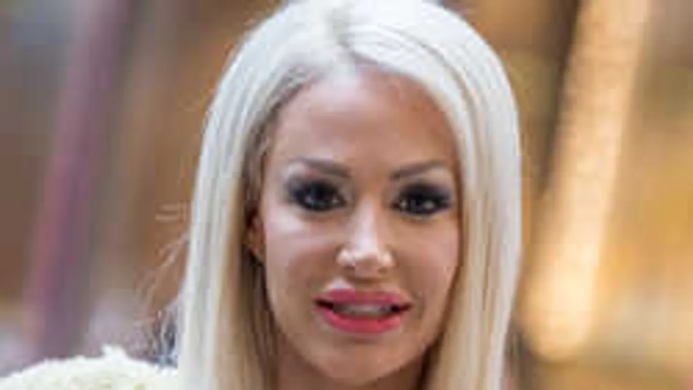 Anyaszült meztelenül mutatta meg idomait a magyar szőkeség