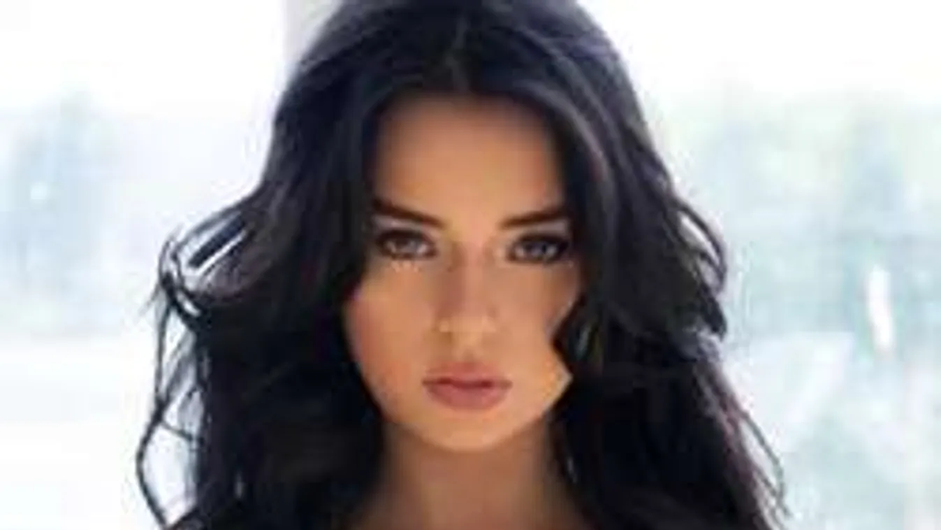 Meztelenkedéssel keres milliókat ez a dögös bombázó