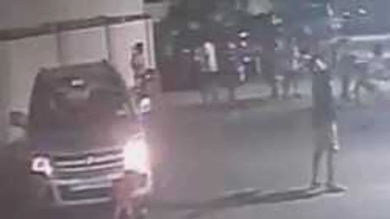 Kisfiún hajtott át a figyelmetlen sofőr! Hátborzongató videó