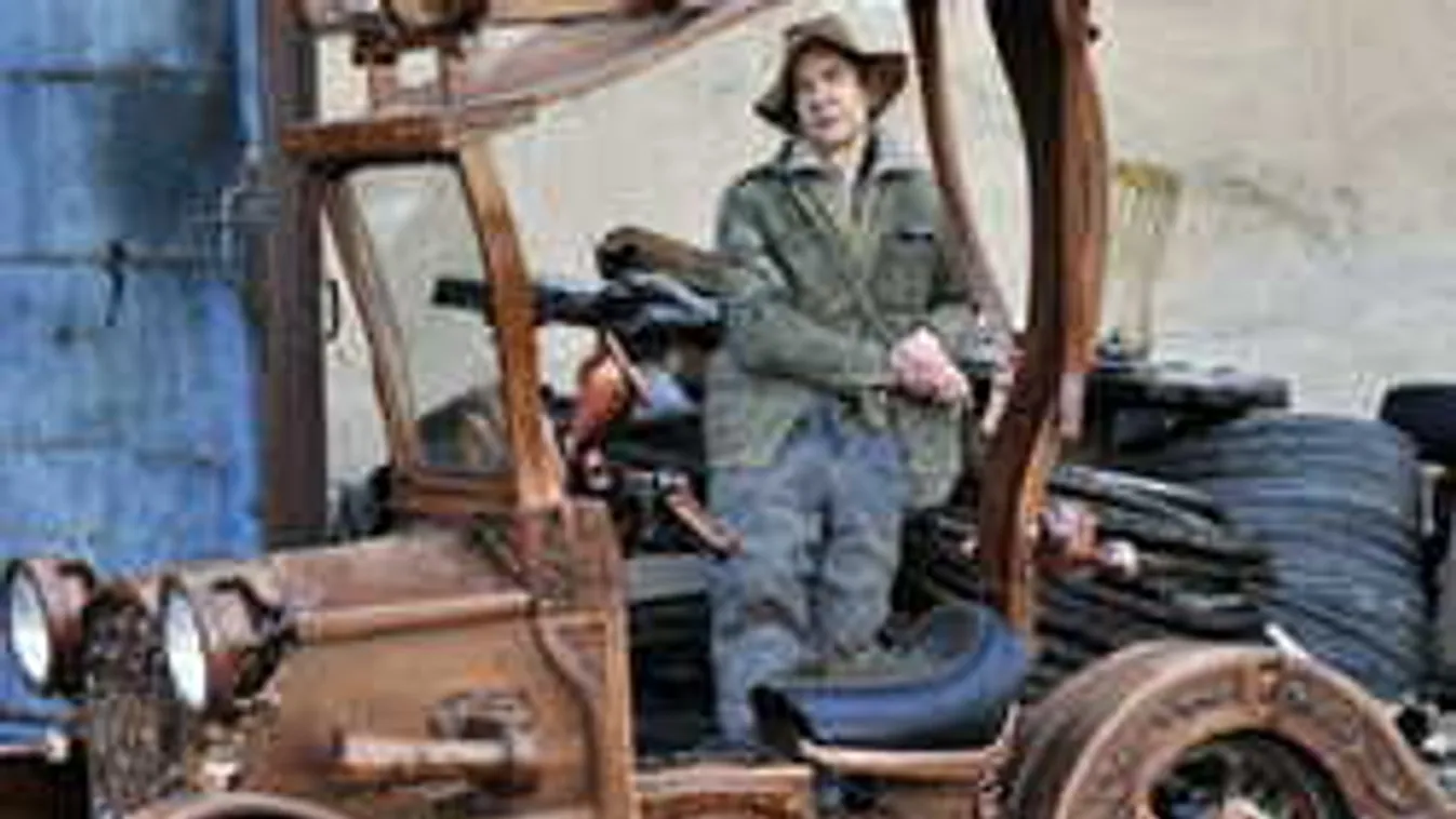 Eszméletlen, mit bütykölt össze az őrült orosz asztalos