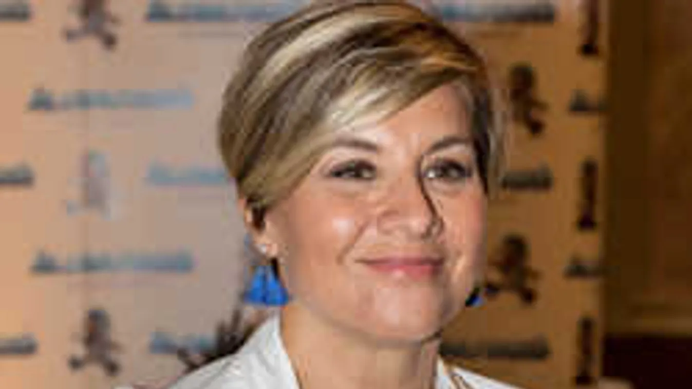 Forrón csókolja az olasz macsó Ábel Anitát