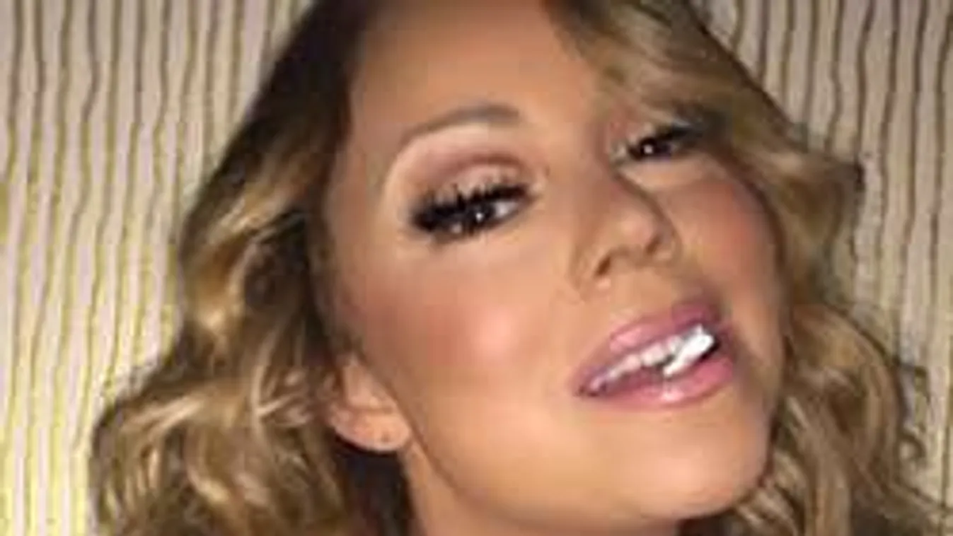 Az ágyon fekve dobta ki hatalmas melleit a 46 éves sztáranyuka!