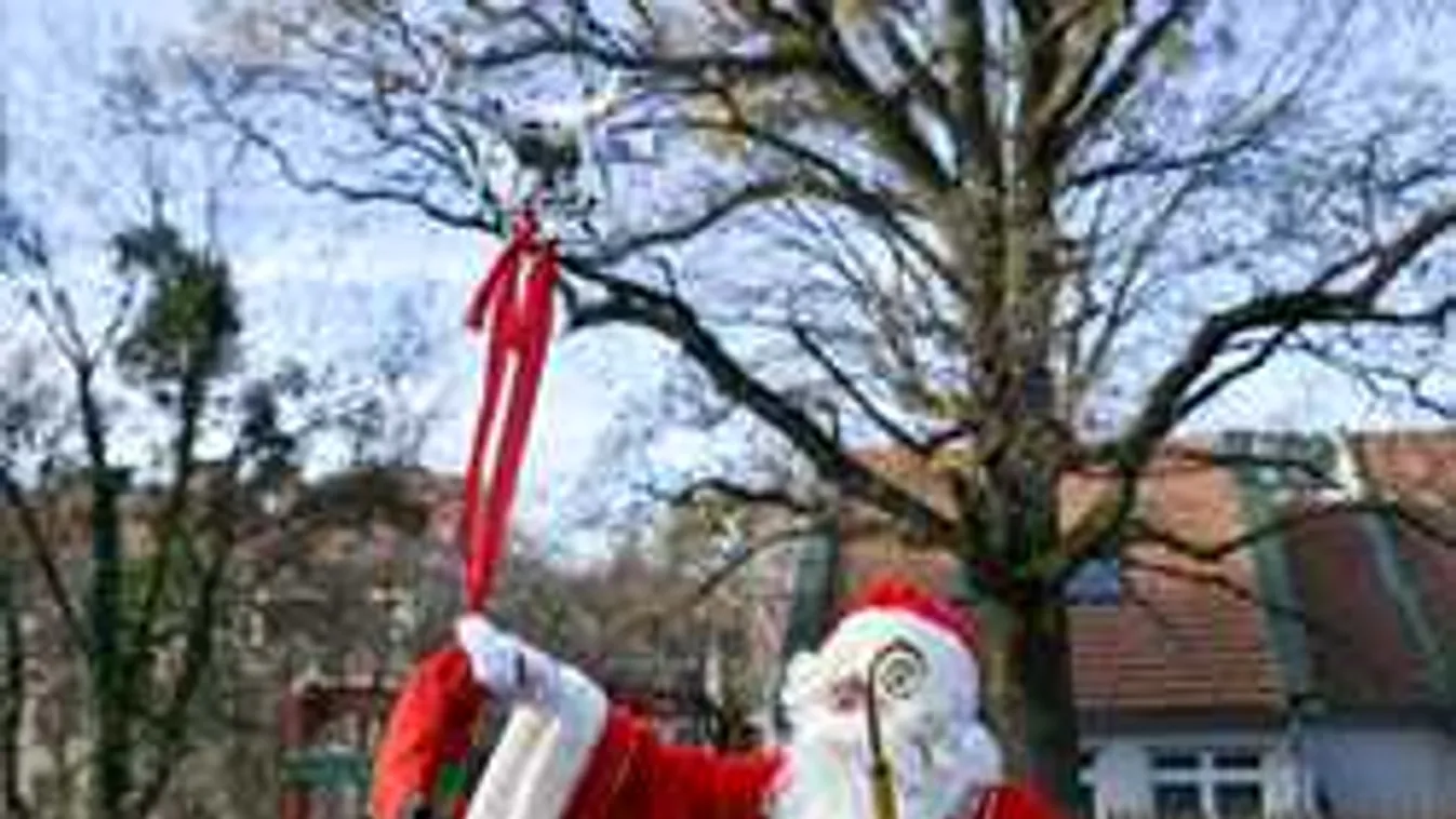 Így érkezett a modern gödöllői Mikulás!