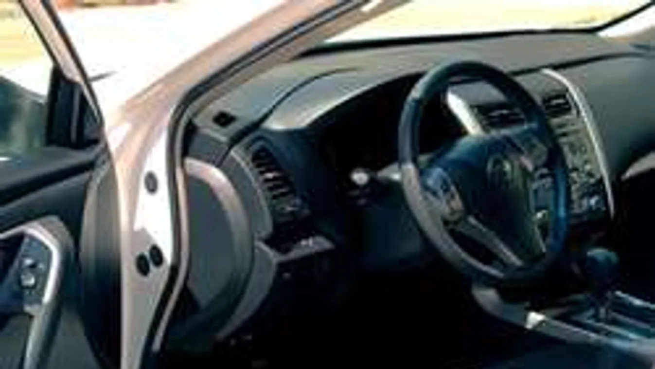 Egyéves ikrek kaptak hőgutát a forró kocsiban