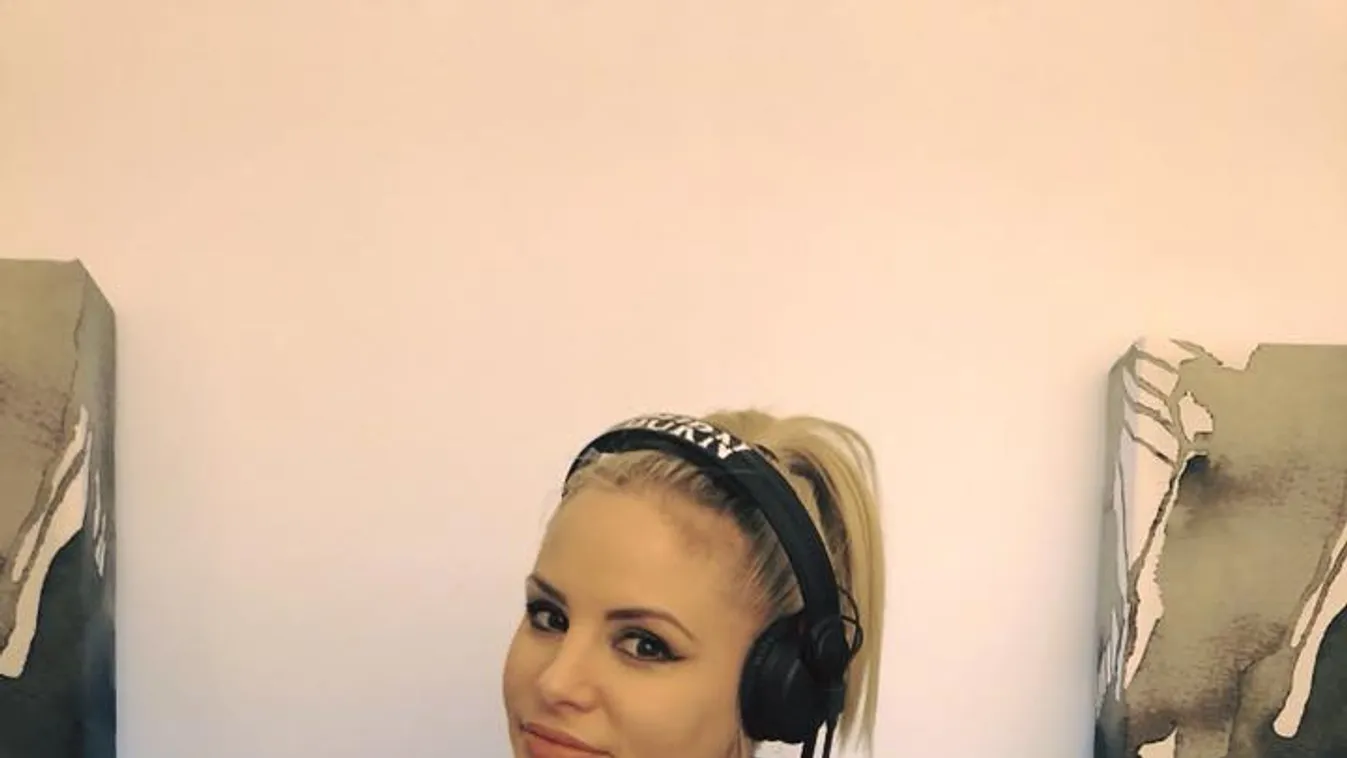 Tangás popsiját fotózta a tükörben: Így üzent a pasijának a magyar bombázó