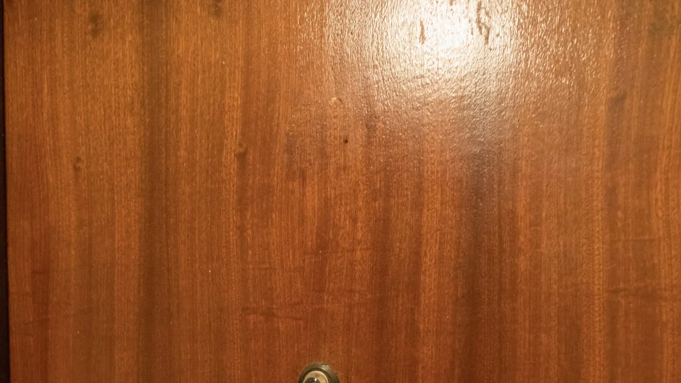 Találgat a piros cetlis pesti panelház: koronavírusos-e a lakó? – Videó