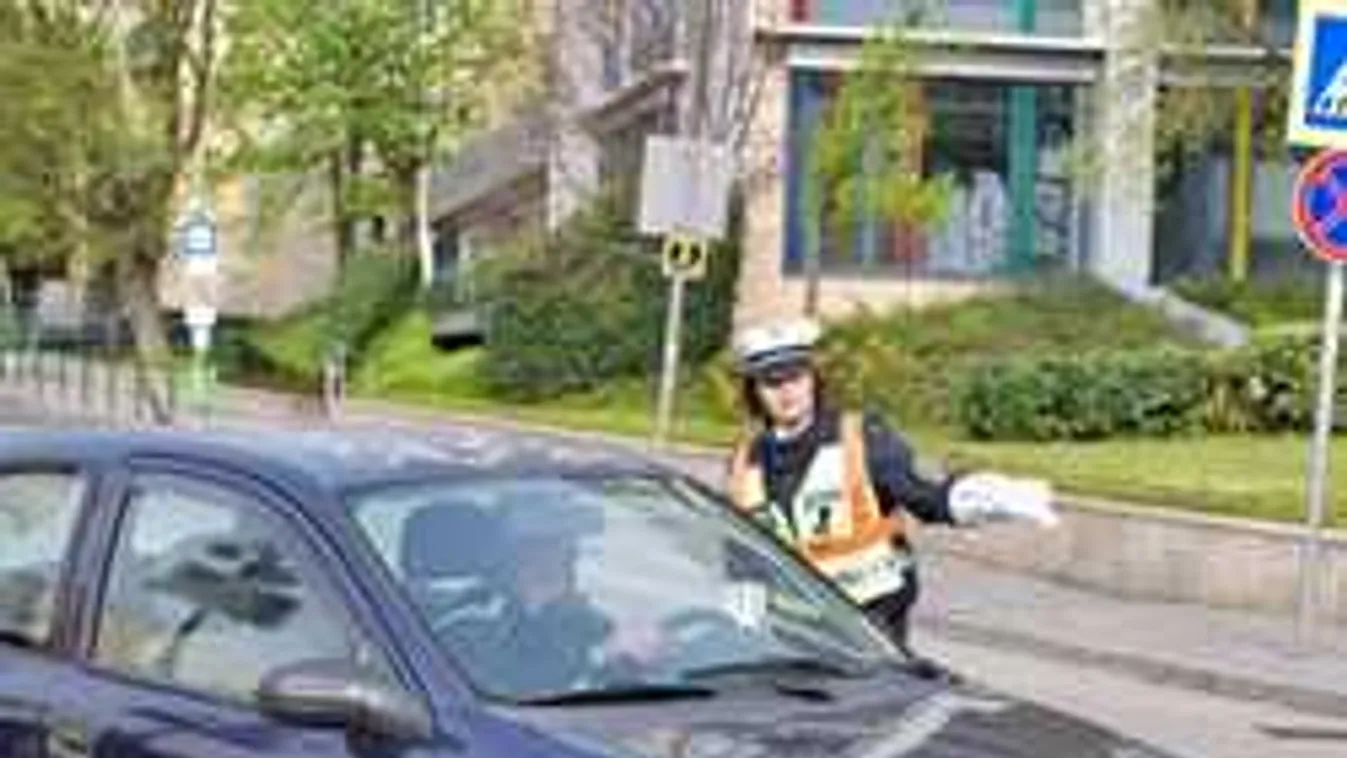 Így ürítik ki a BAH-csomópontot, hatalmas a rendőri készültség-fotók