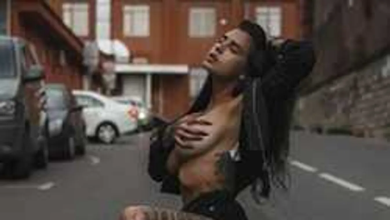 Otthonában villantotta meg gigantikus melleit a fiatal orosz modell!