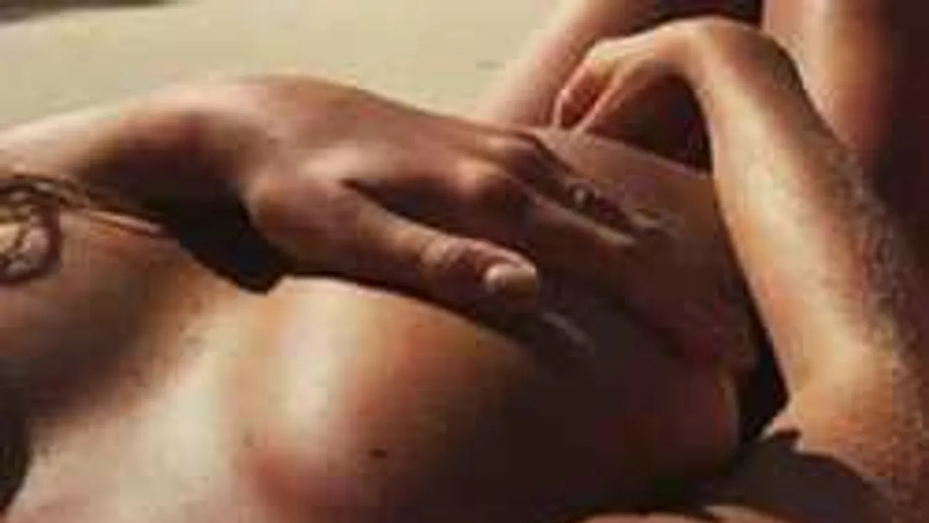 Éjszakai buli hevében meztelenkedett az angyalarcú leányzó