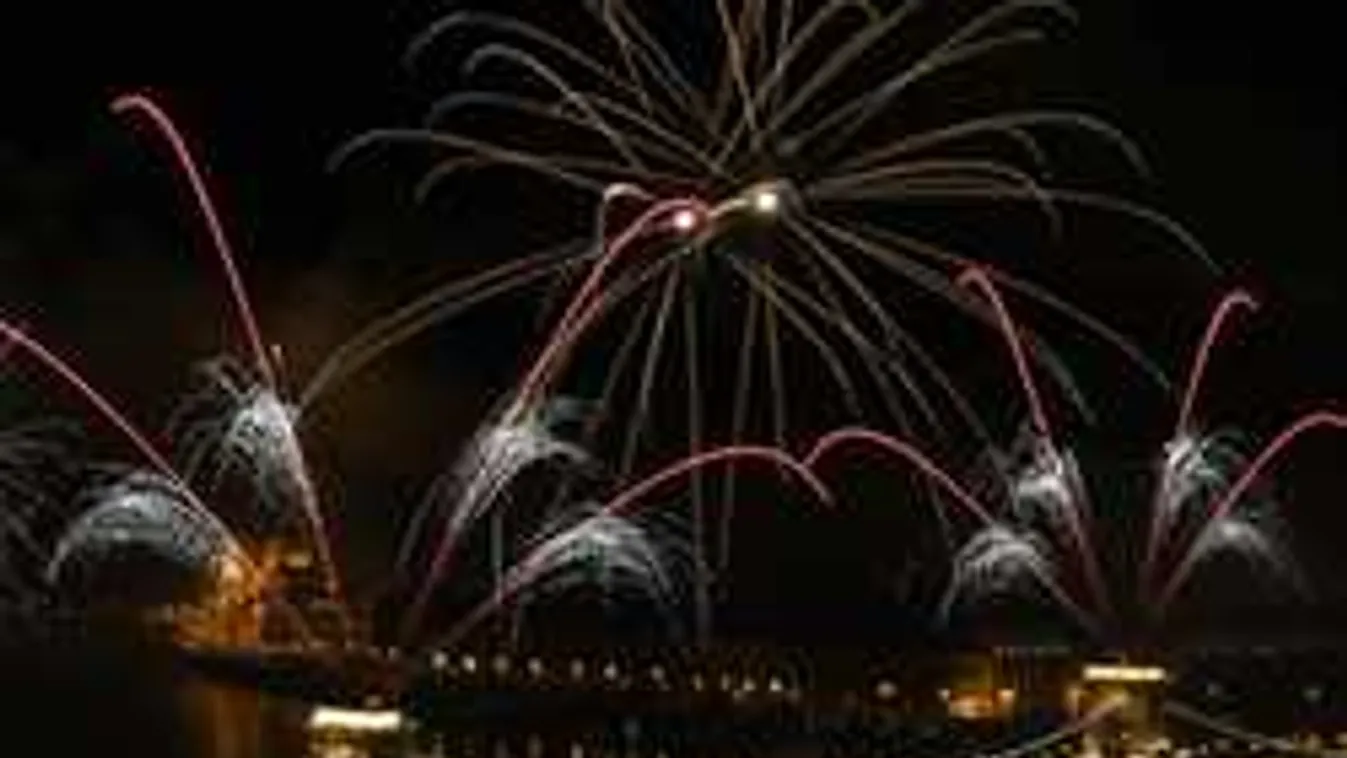 Így ünnepelt az ország: lélegzetelállító képeken a tűzijáték