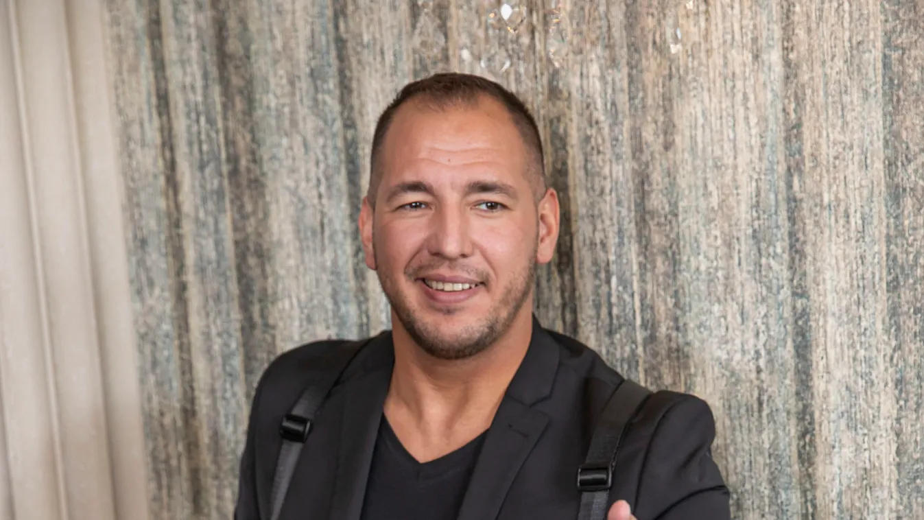 Vége a titkolózásnak: ő Curtis barátnője