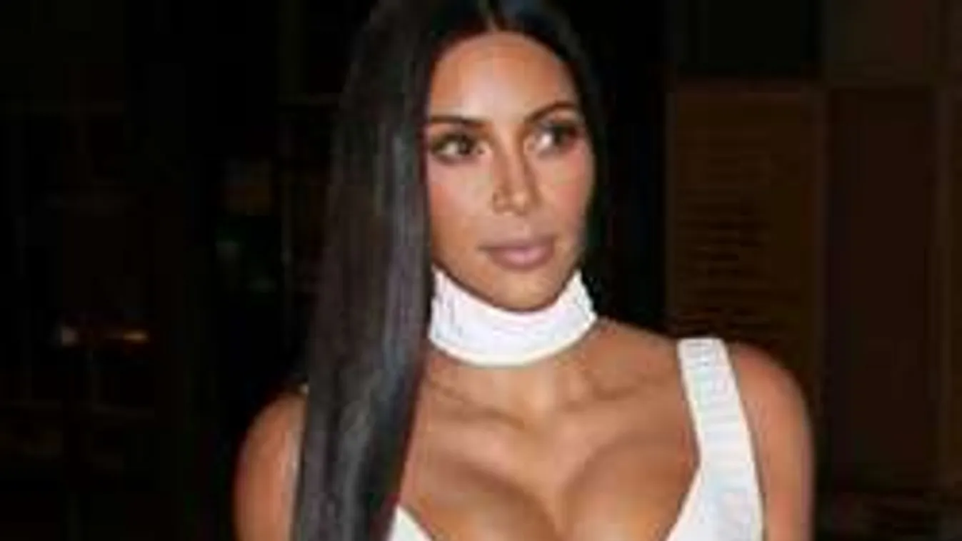 Fegyveresek rontottak rá a pucérkodó sztáranyukára