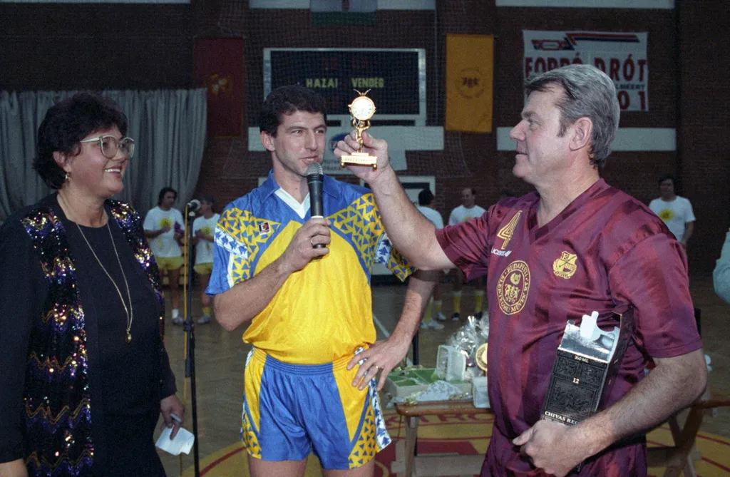 Budapest, 1993. december 11. Szûcs Lajos egykori válogatott labdarúgót (j) 50. születésnapján köszönti felesége, Pécsi Ildikó színésznõ (b) és Esterházy Márton labdarúgó (k) az Elektromos Sportcsarnokban rendezett születésnapi ünnepségen. MTI Fotó: Németh Ferenc