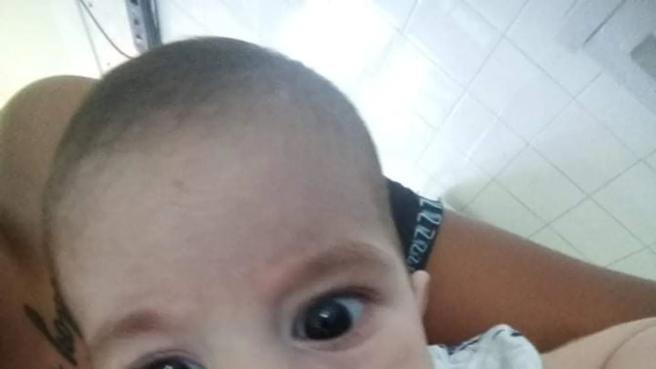 Megrázó: a súlyos szívbeteg 4 és fél hónapos Áronkát négy kistestvére várja haza, segítségre van szükségük