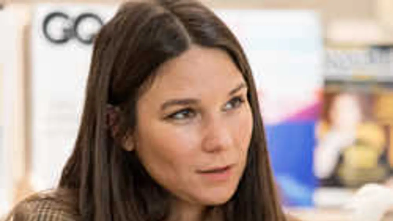 Elesett gyermekeken segített Mihalik Enikő és a Nanushka