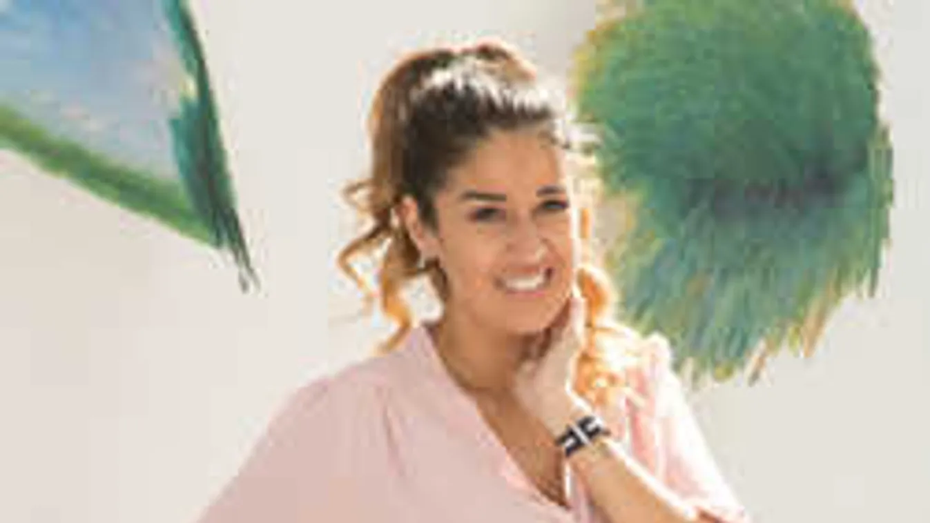 Hoppá, tangás fürdőruhában villantott popót a magyar énekesnő