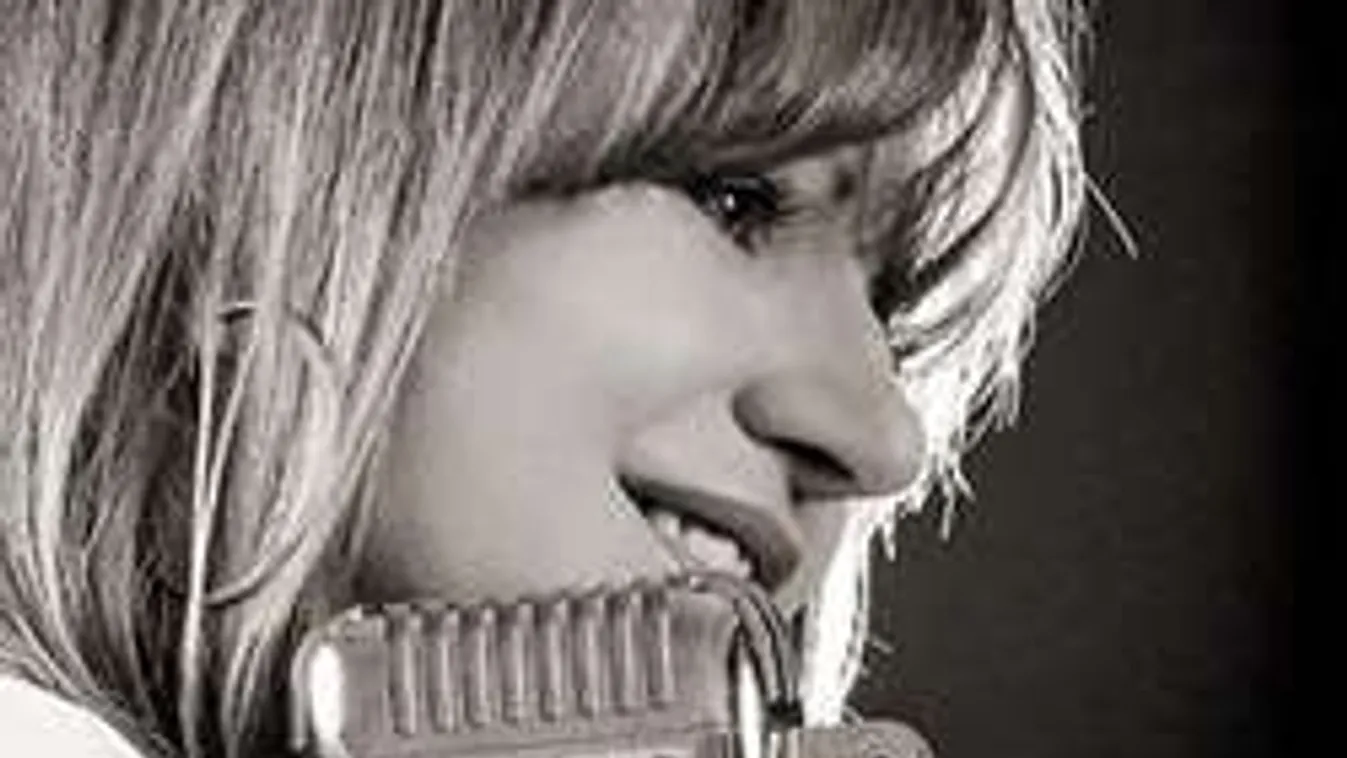 Elhagyja az országot Zalatnay Sarolta!