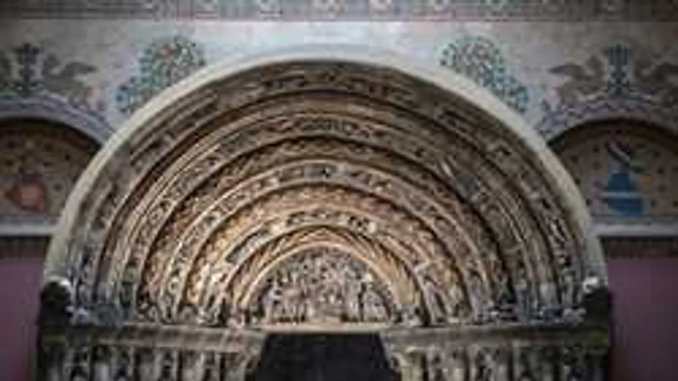 Tekintsék meg elsőként a Román Csarnokot!