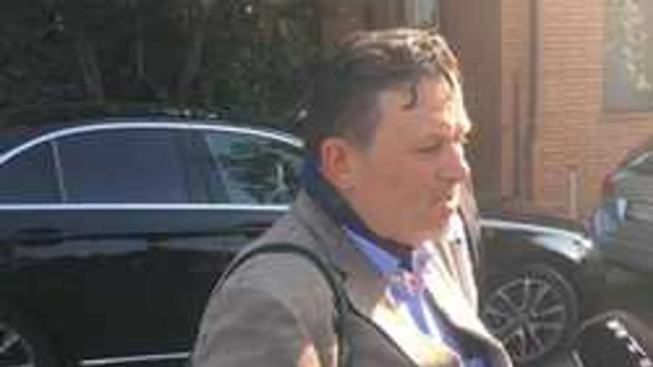 Nem hiszel a szemednek! Így érkezett Lajcsi a tárgyalására