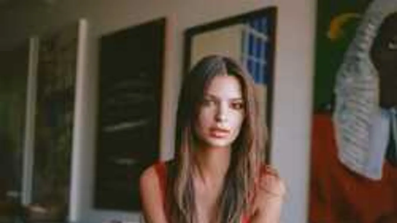 Köldökig kivágott ruhában villantott cicit a bombázó