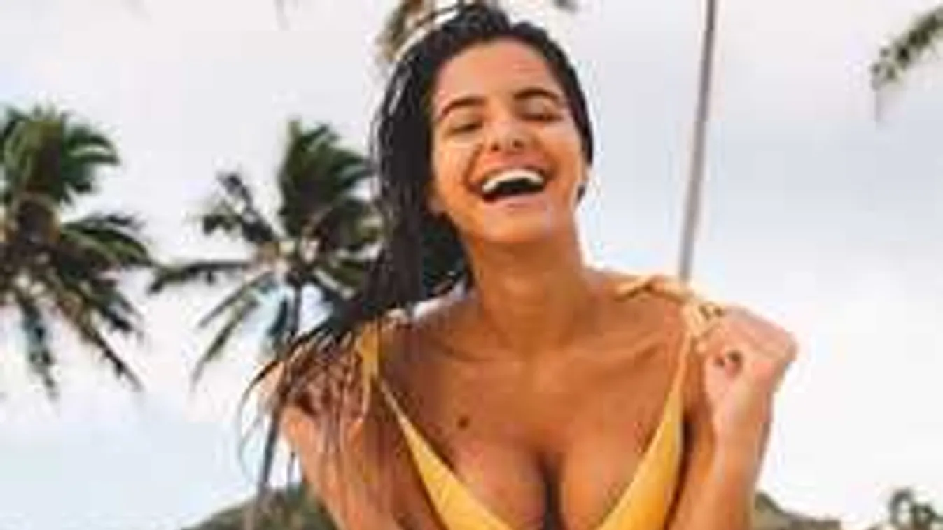 Nudizott a szörfös bombanő, eszményi melleket villantott a parton