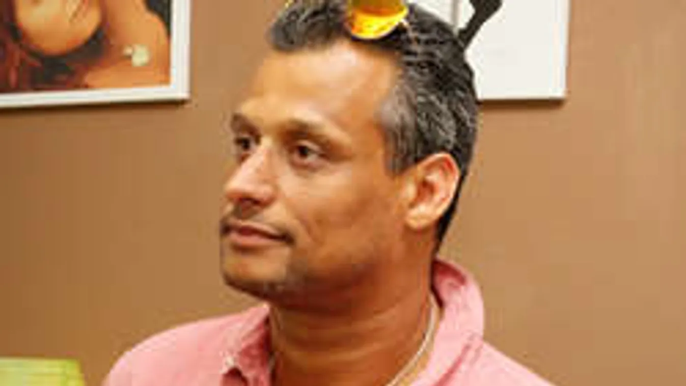 Vége: elköltözött a feleségétől a magyar énekes