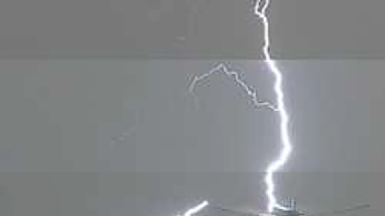 Horror az egekben: villám csapott az utasszállítóba