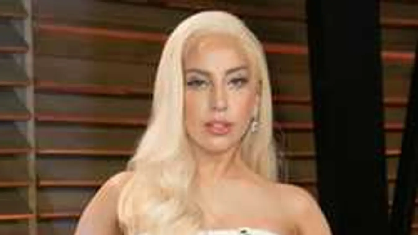 Forró erotika, a színpadon villant ki az énekesnő mellbimbója