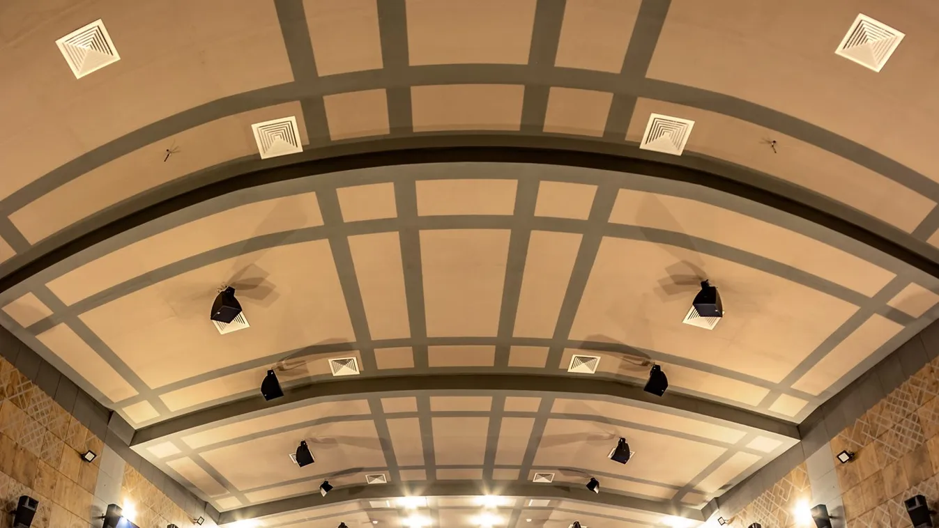 Nyit a legnagyobb mozilánc