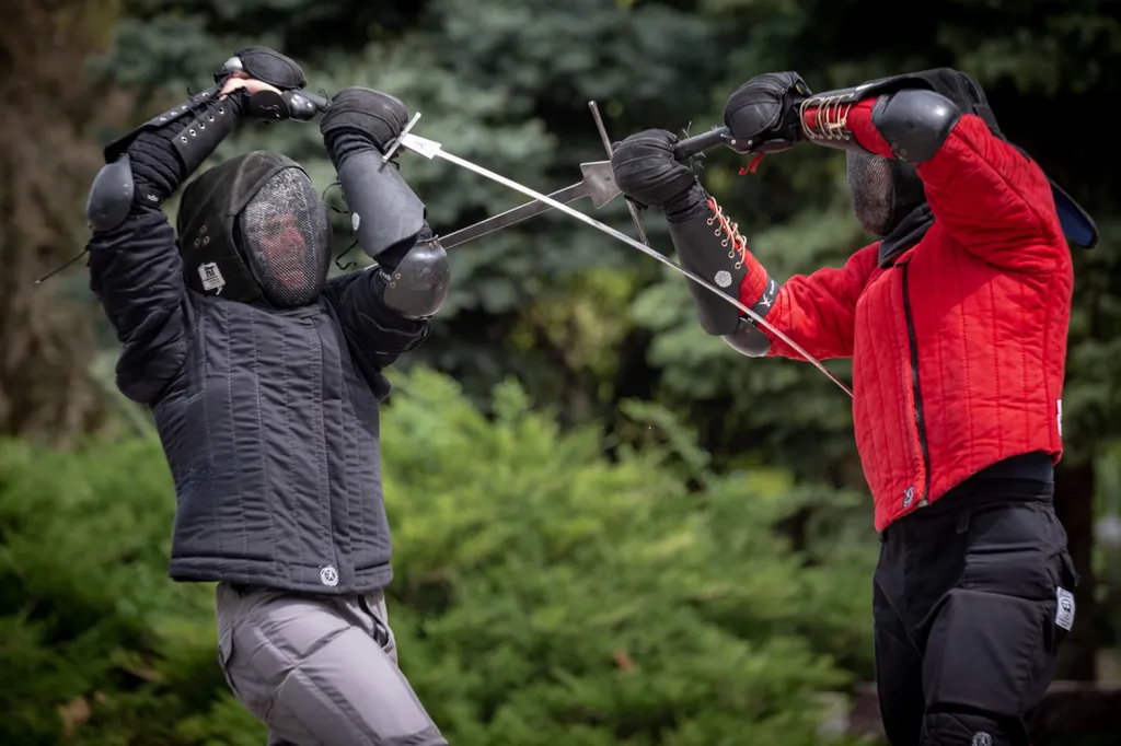 20200501_budapest_korona_majus1_varosliget_kard_SULY_Ripost_19