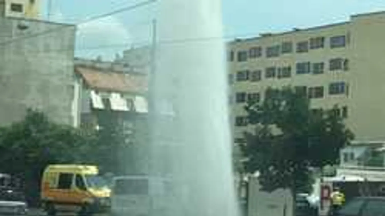 Vízben úszik a Lehel út, kidöntöttek egy tűzcsapot - fotó