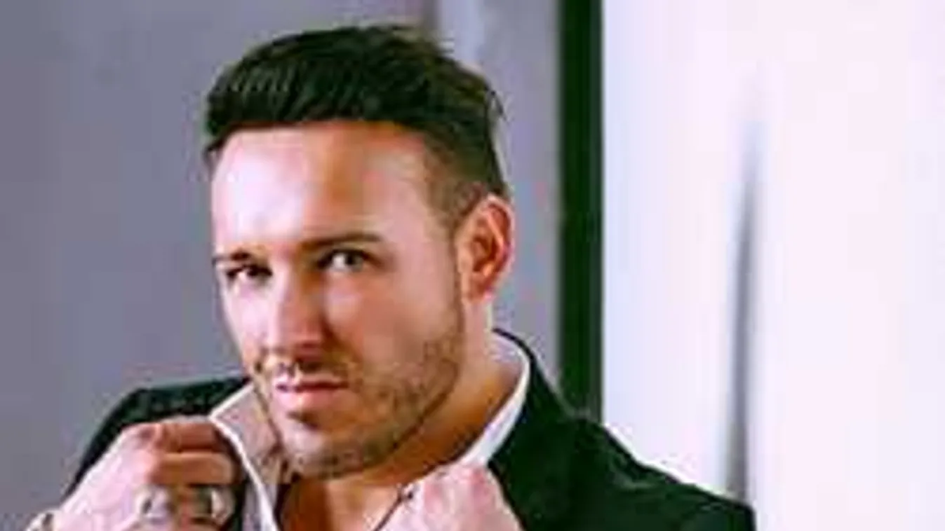 Támadják Jollyt az Enrique Iglesias rajongók