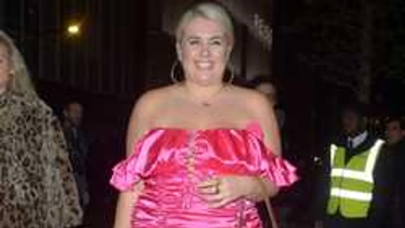 Ez aztán merész! Bevállalta a pucér fotózást a dús keblű ducimodell