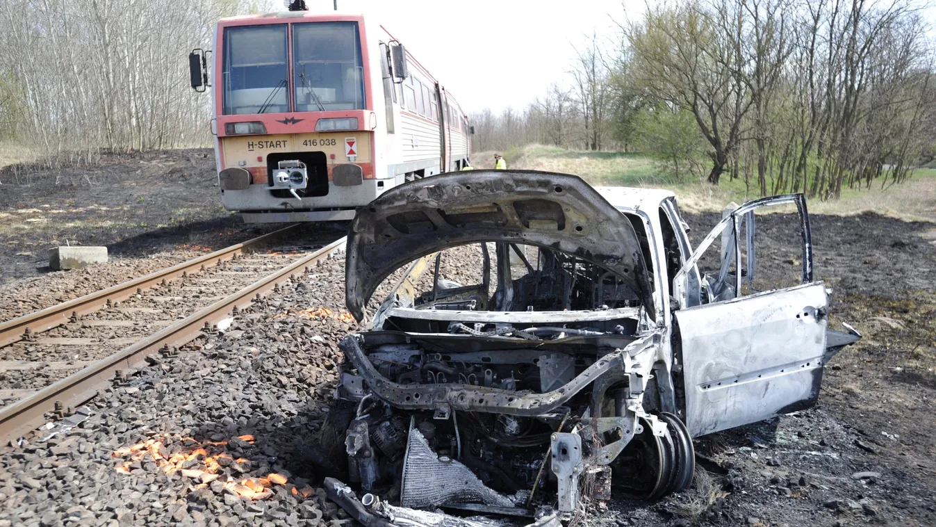 Sokkoló fotók: így néz a vonattal ütközött, kiégett autó Dabason