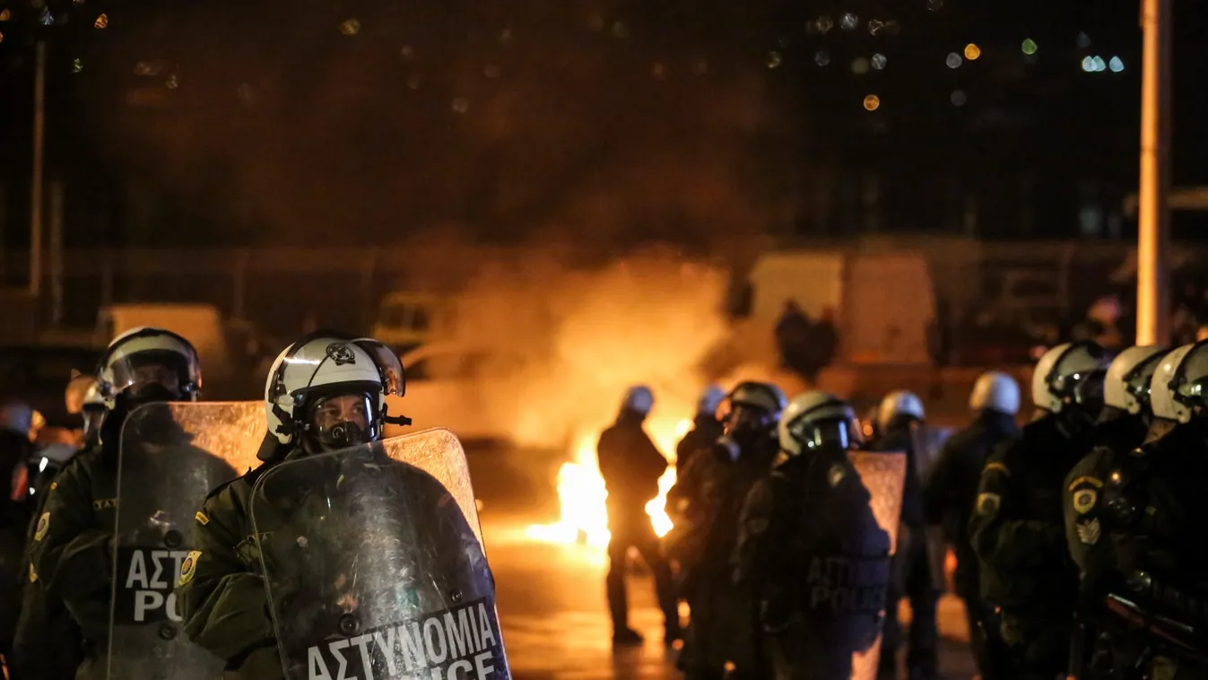 Lángokba borították a görög szigeteket a helyiek a migránsok miatt