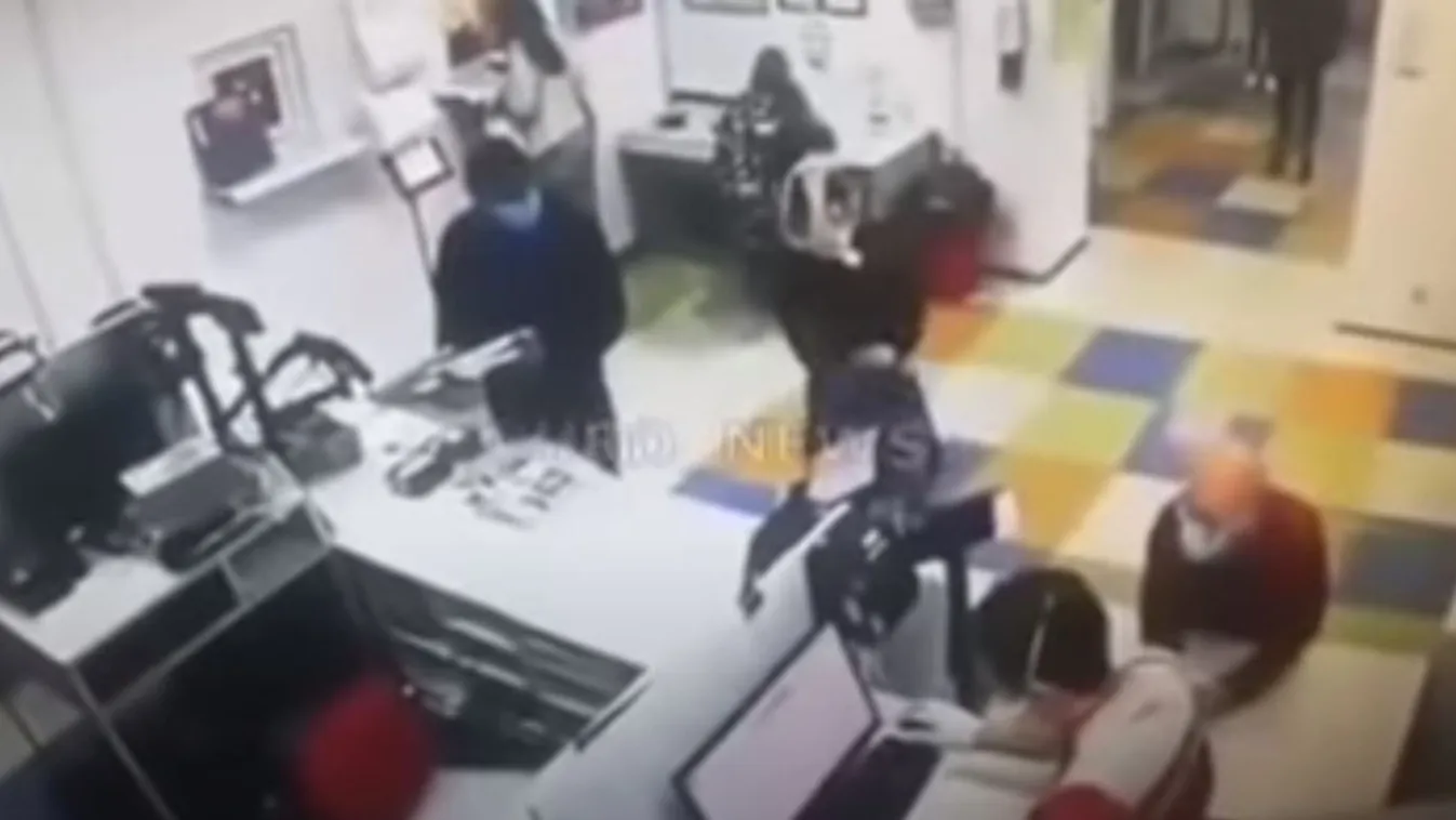 A bugyiját húzta a fejére a nő a postán, mert elfelejtette a maszkot