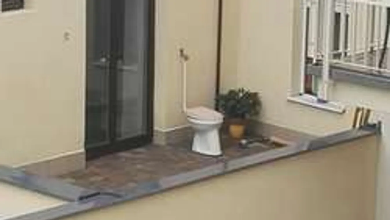 Vécét építettek a társasház erkélyére Zalaegerszegen!