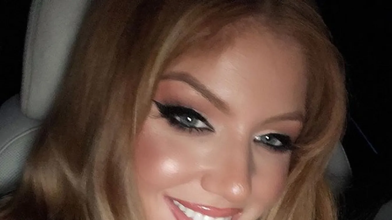 Micsoda dekoltázs: Tolvai Reni mellétől visszatér a nyár