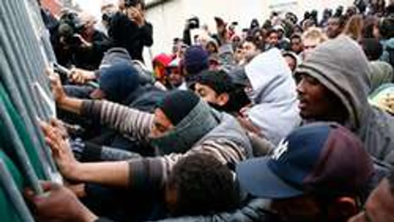 Így küzd a görög rendőrség 800 lázadó migránssal! Durva videó