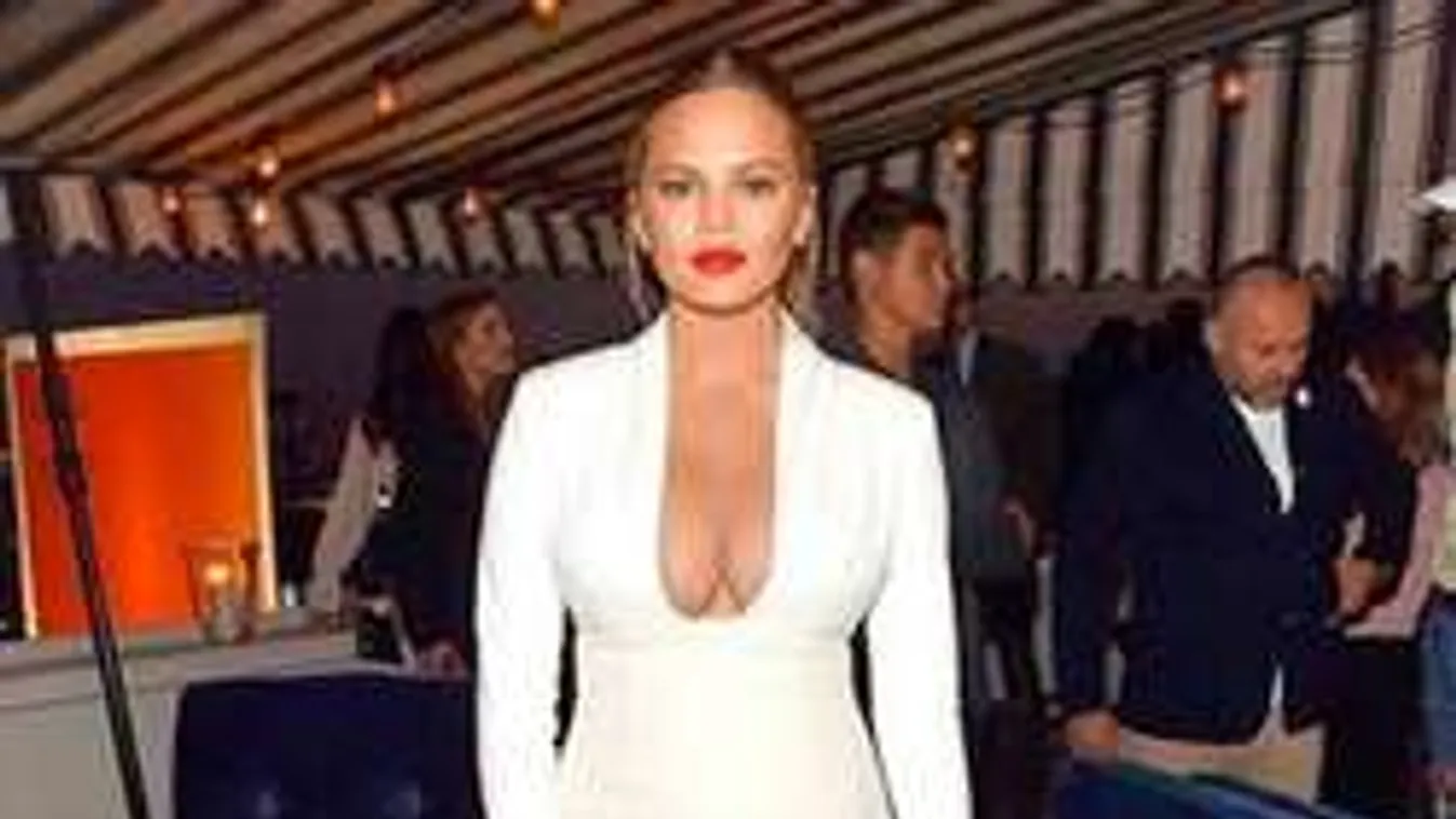 Kibuggyantak a ruhából a szoptatós sztáranyuka mellei