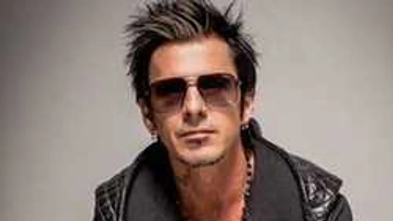 Nem semmi: Hölgykoszorúval utazott Dubajba a magyar rocksztár