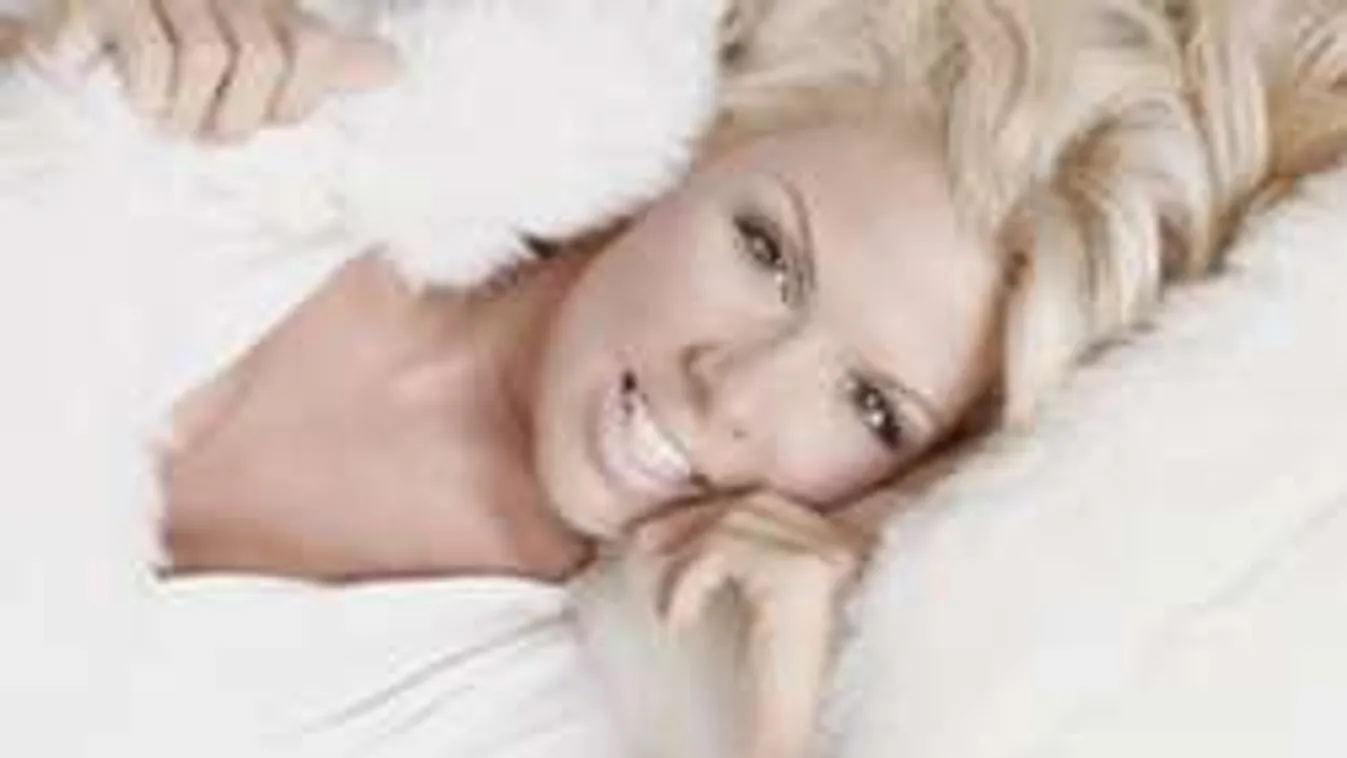 Meseszép helyen készített szexi fotót a magyar sztár