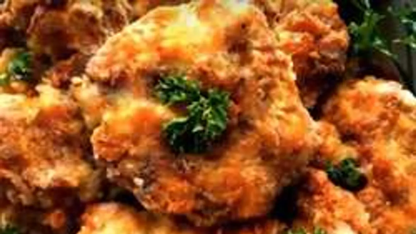 Extra ropogós, pikáns rántott csirke: kevés olajjal, tepsiben készül!