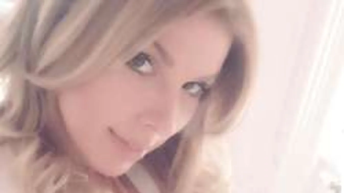 Szuper szexi családi fotót villantott Pirner Alma!